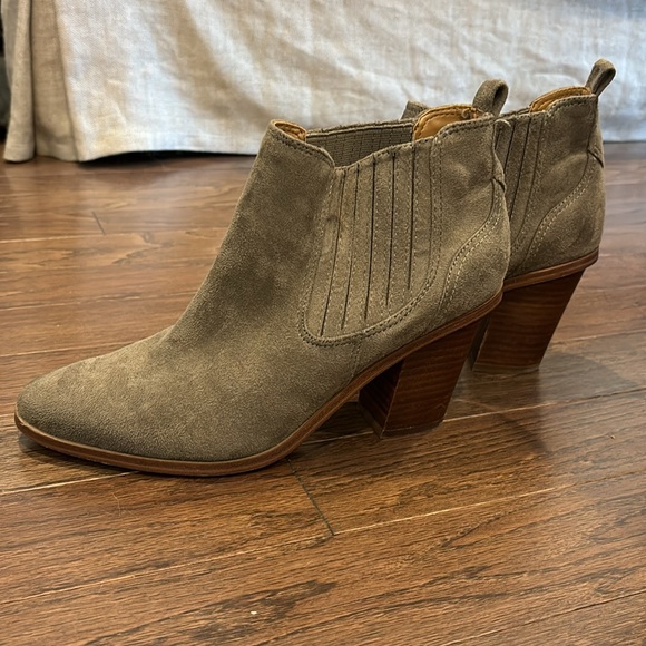 Nine West Mayley tan suede block heeled ankle booties size 9 - Picture 6 of 6
